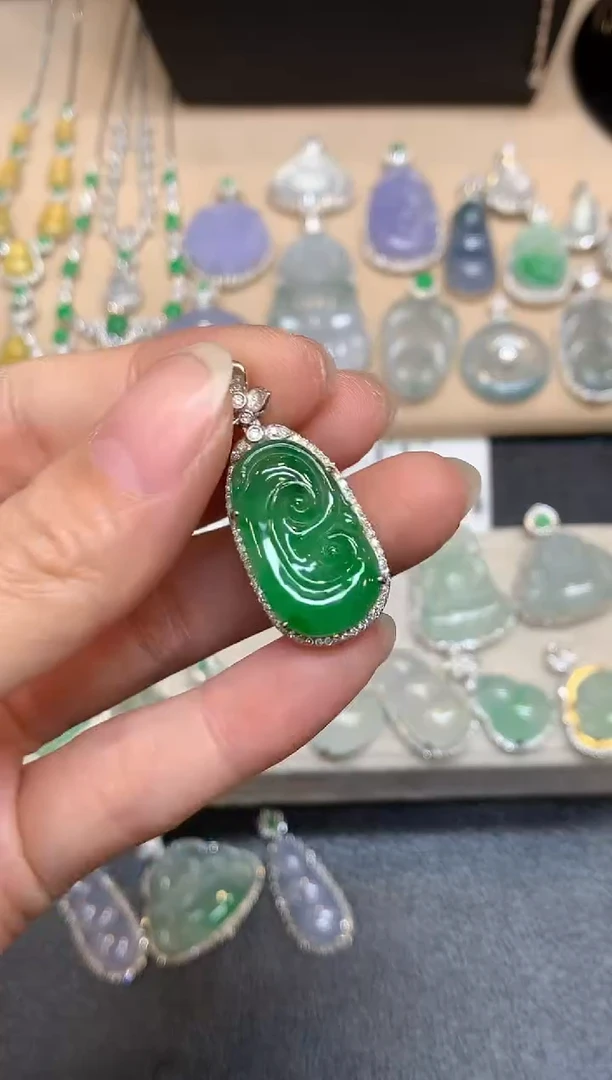 颈饰18K金镶嵌翡翠如意【无服务费