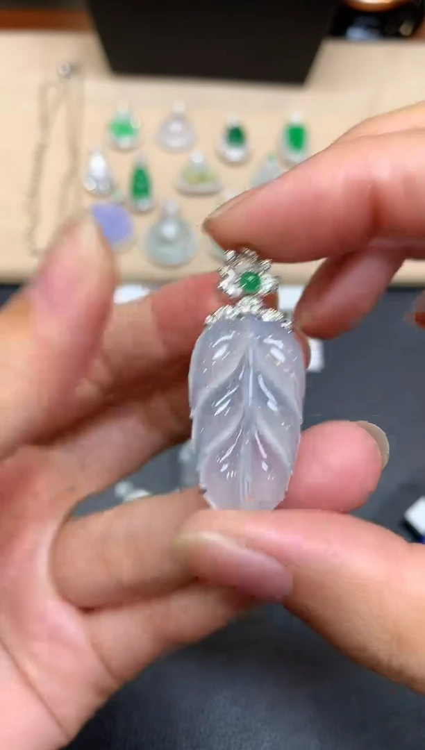 颈饰18K金镶嵌翡翠树叶【无服务费