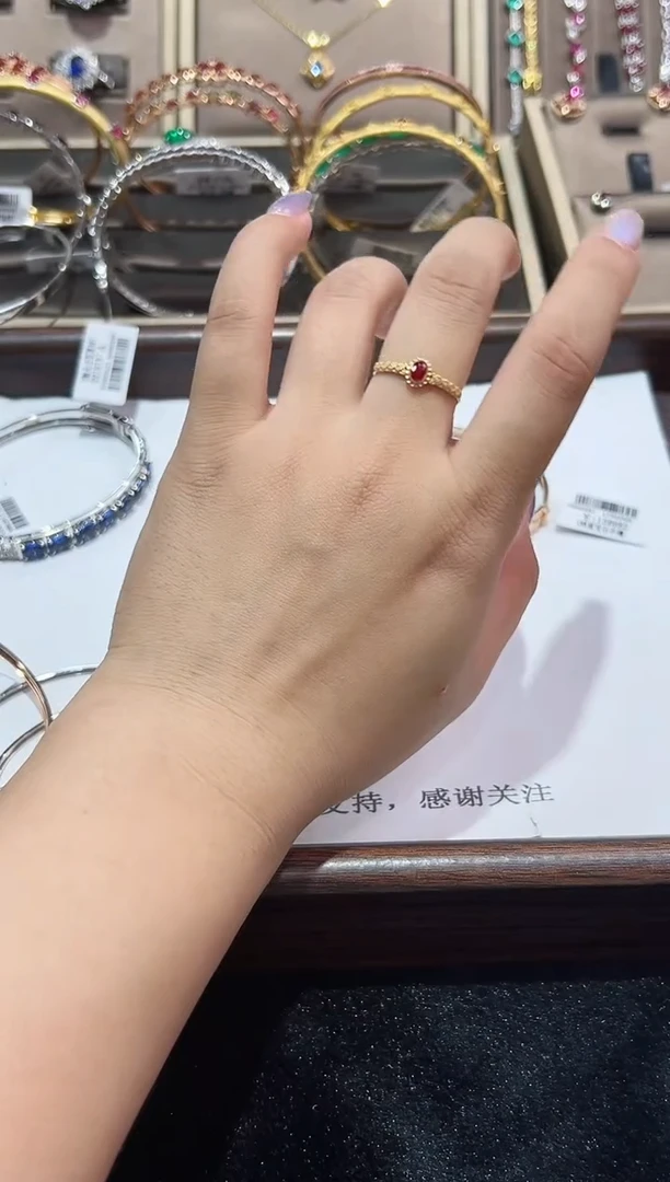 戒指18K金镶嵌红宝石·