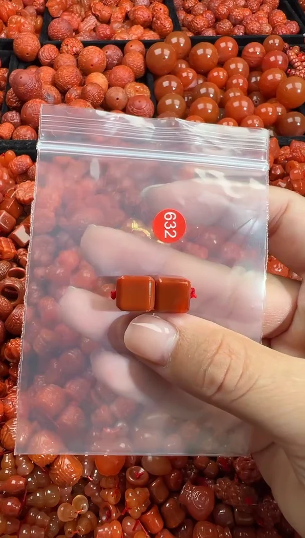 南红玛瑙未镶嵌颈饰1