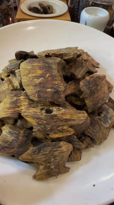 【闪购商品】沉香摆件红奇块料101克