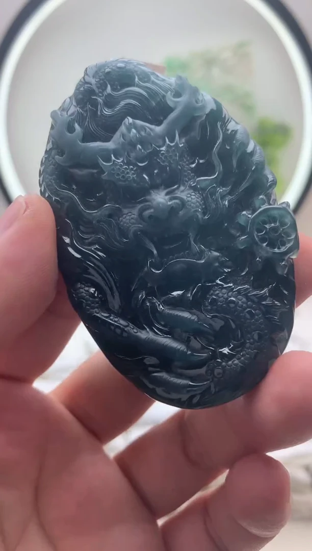 颈饰未镶嵌翡翠龙牌