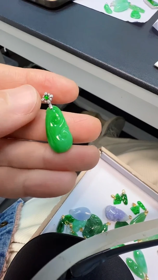 吊坠(不含链)18K金镶嵌翡翠1800