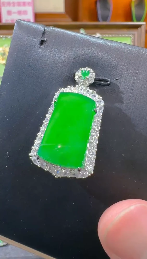 【闪购商品】翡翠吊坠(赠链)未镶嵌天然a货翡翠