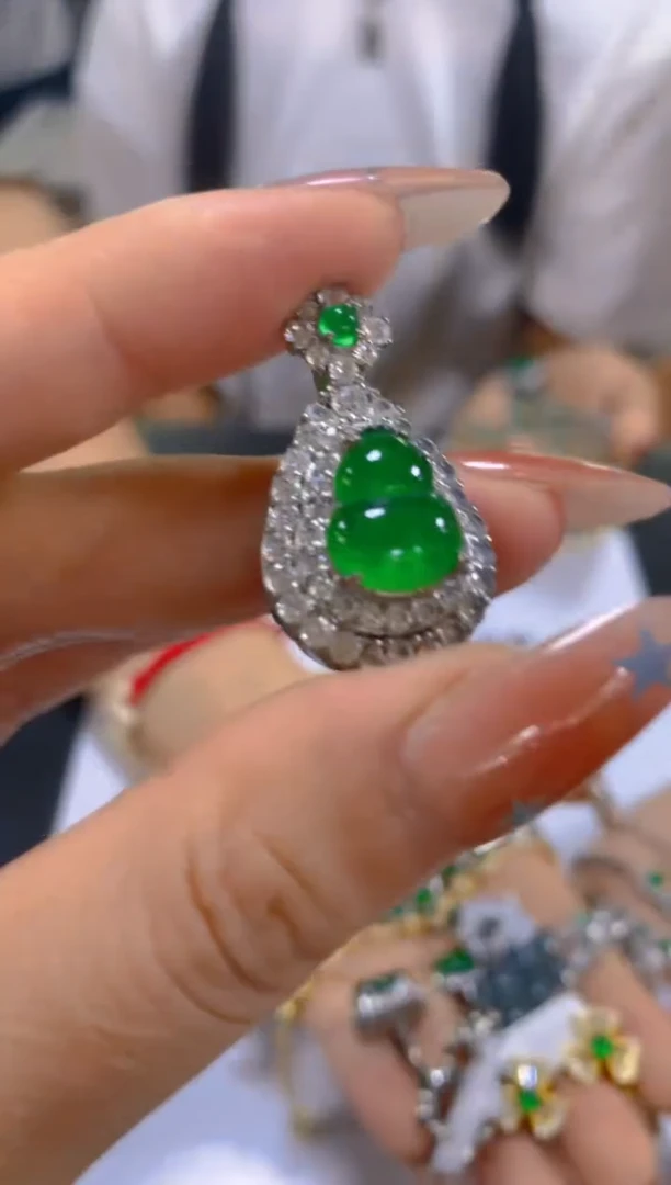 翡翠未镶嵌颈饰多样性发一