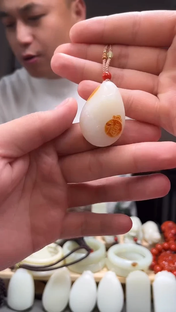 颈饰未镶嵌和田玉吊坠