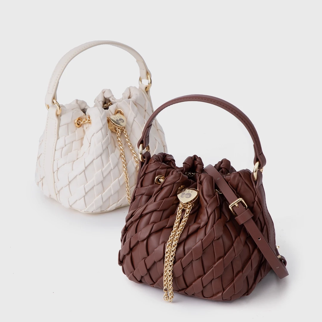 ELLE25新款手提气质单肩包耐磨褶皱纯色简约单肩水桶包复古25391