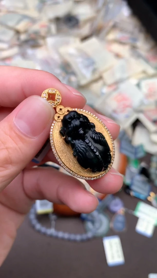 18K金镶嵌挂件翡翠 —