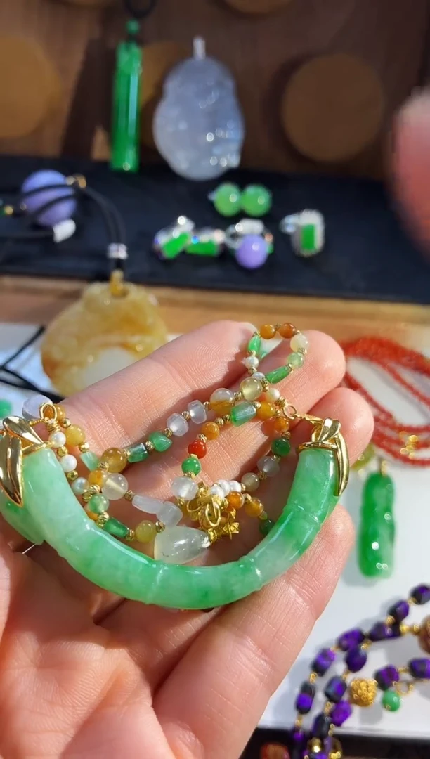 颈饰18K金镶嵌翡翠颈饰