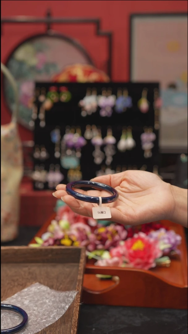 刺绣安***虫非遗绒花饰品  56圈口