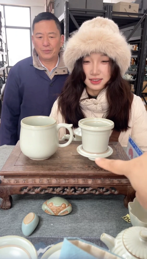 【闪购商品】瓷片198微瑕月白容福茶水分离杯。。。