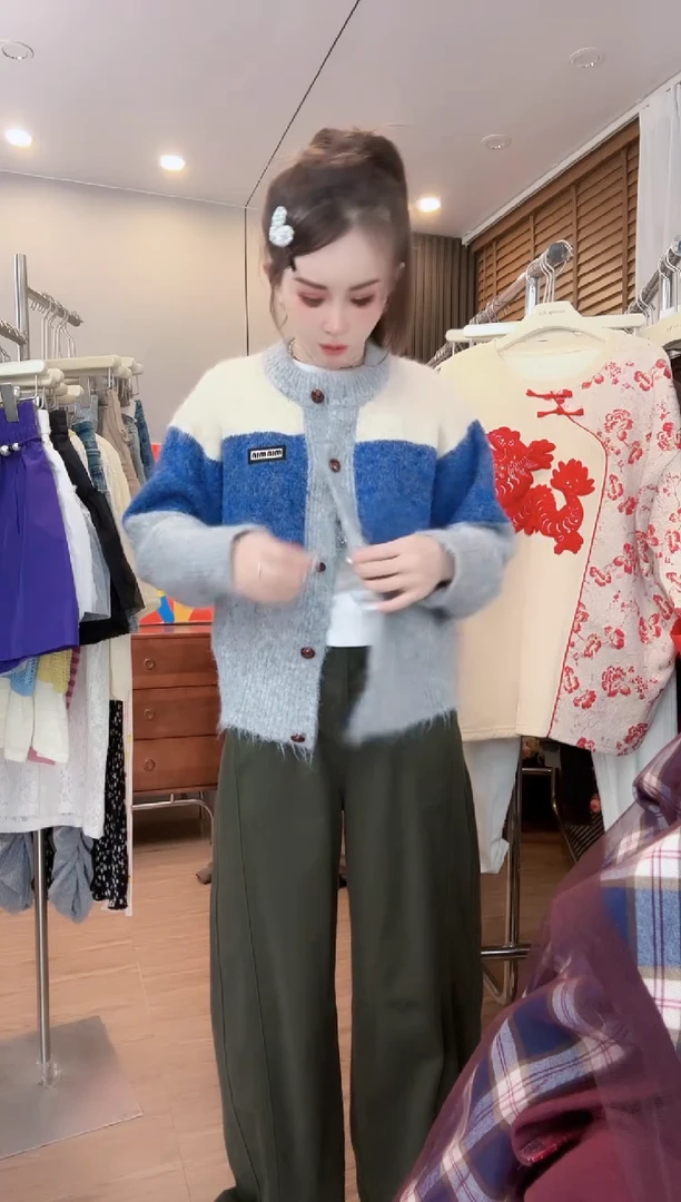 蓝灰色毛衣蓝灰色毛衣