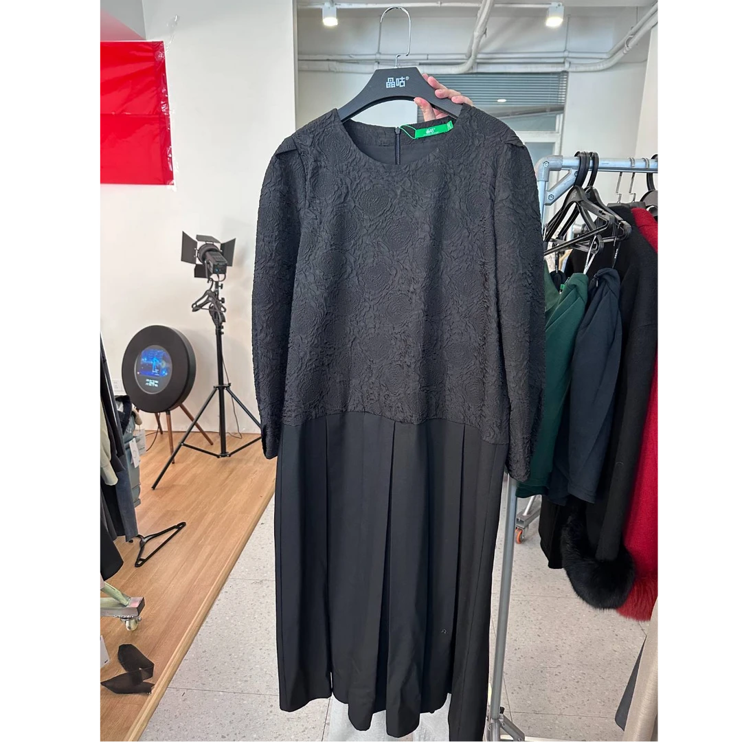 气质立体浮雕提花圆领长袖连衣裙