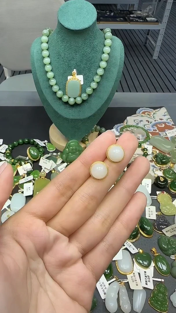 18K金镶嵌和田玉耳饰1