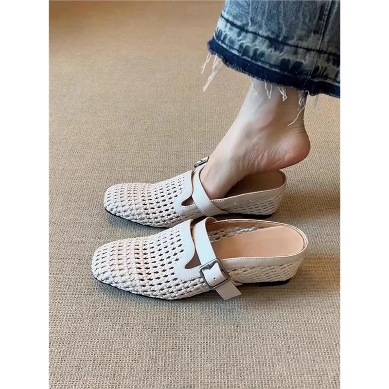 2025新款法式编织度假风坡跟包头凉拖鞋女外穿一脚蹬皮带扣穆勒鞋