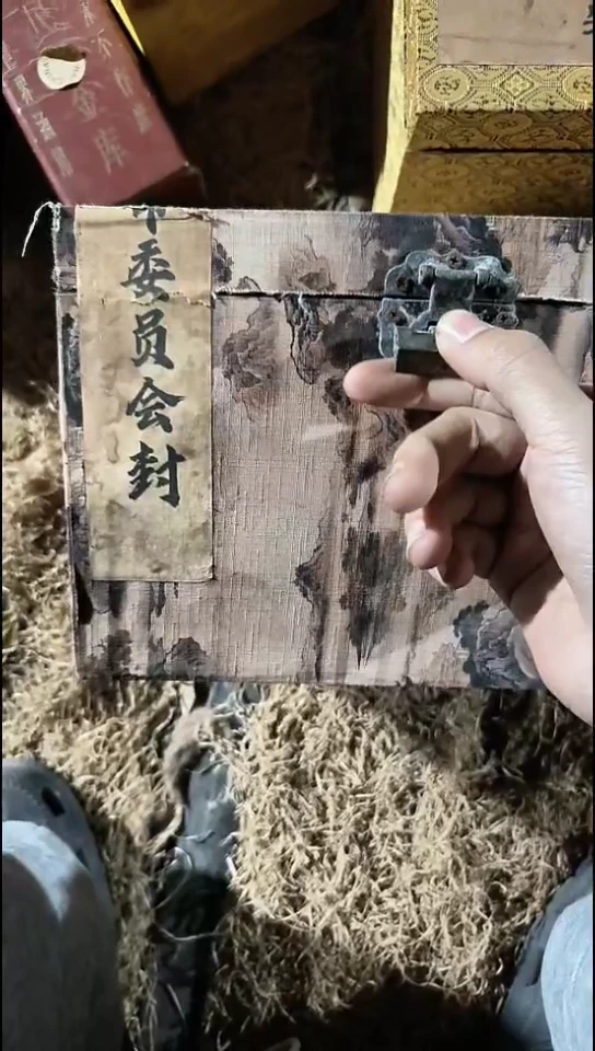 香榧木闷包山水盒子