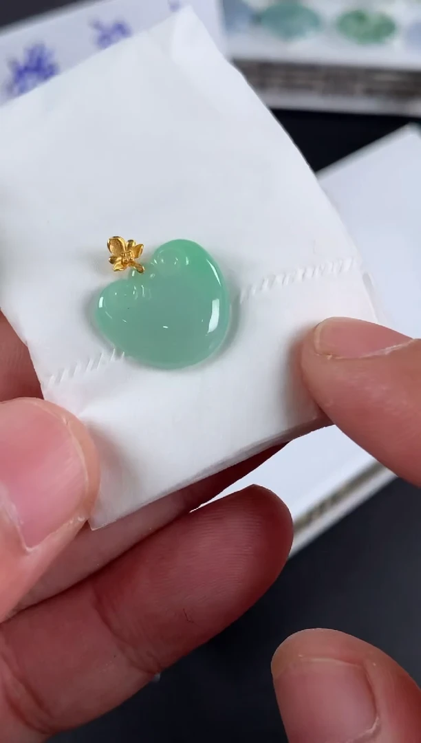 颈饰18K金镶嵌翡翠魔*翡翠