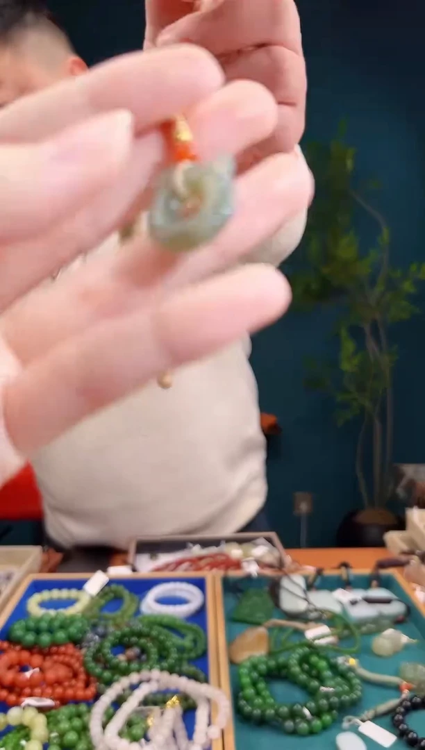 颈饰未镶嵌和田玉一物一证 拍一单发一个