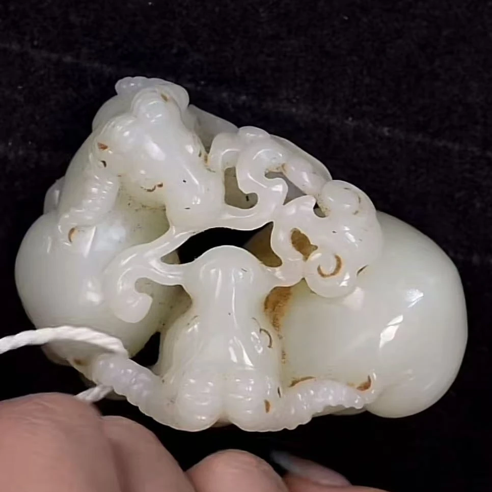 清代和田玉羊衔灵芝把件1