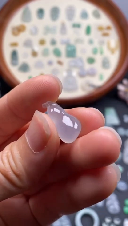 翡翠未镶嵌颈饰冰随形葫芦/芬