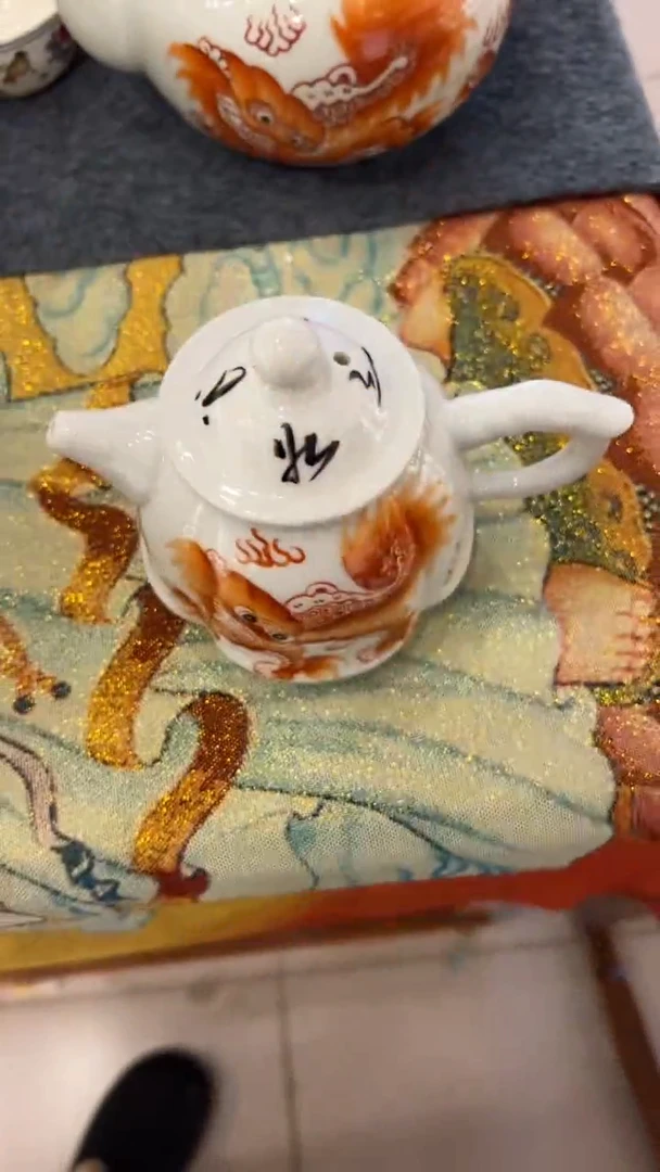 摆件瓷摆件瓷摆件狮子瓜棱壶