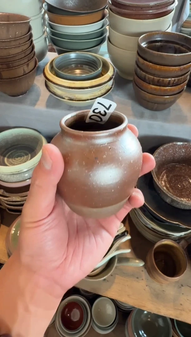 瓷730    微瑕棕色小罐1个