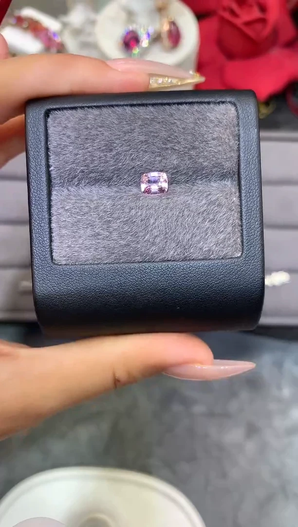 未镶嵌裸石定制尖晶石枕型 银粉色调 1.13ct