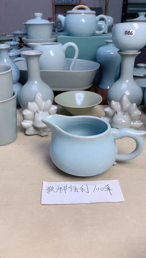 下播福利——微瑕天青釉龙把手公道杯