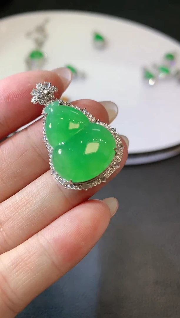 【闪购商品】翡翠吊坠(不含链)18K金镶嵌F96 翡翠