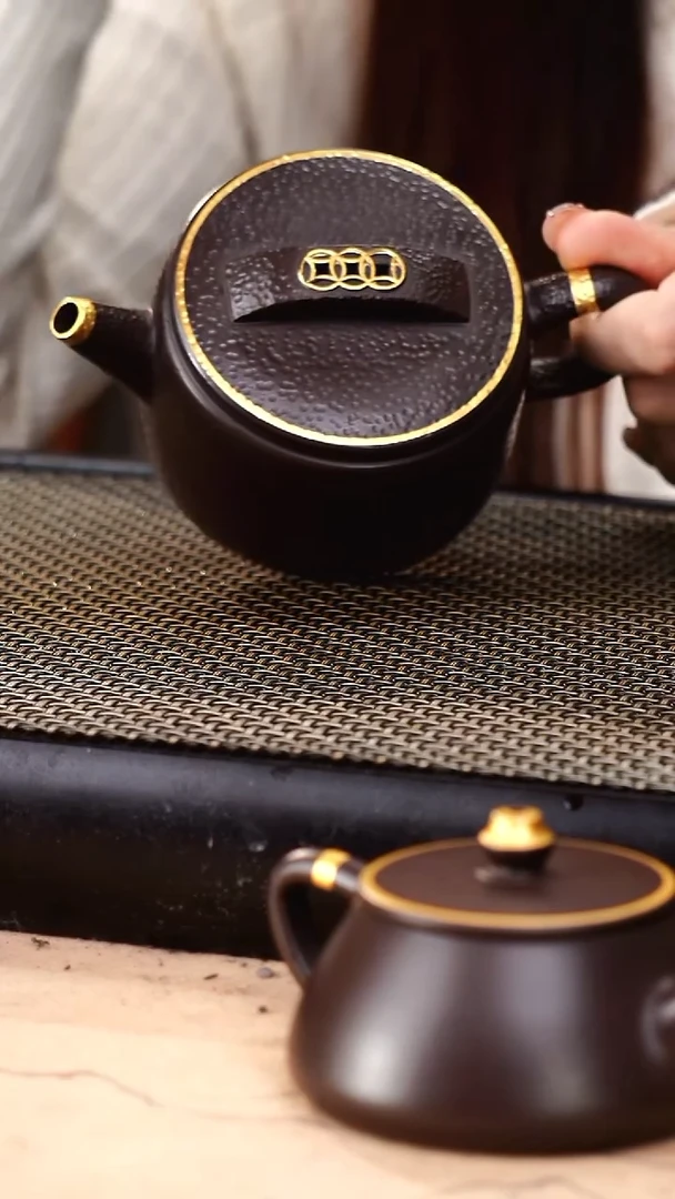 茶壶紫砂四号井茄皮紫泥描金锤纹汉瓦180cc