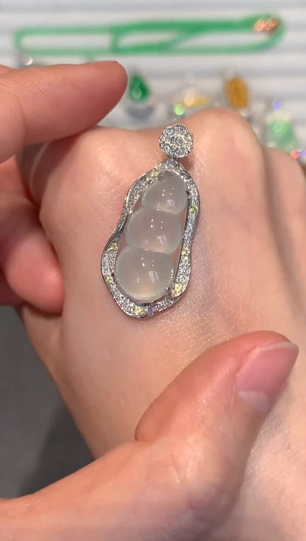 【闪购商品】翡翠吊坠(不含链)18K金镶嵌5500