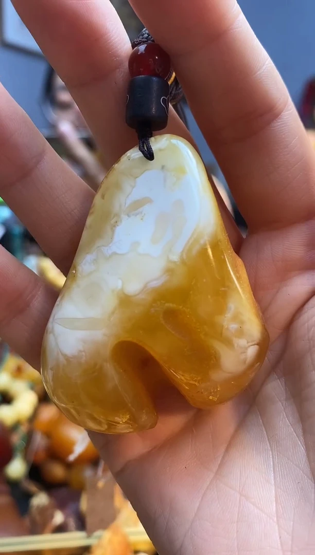 未镶嵌颈饰琥珀吊坠