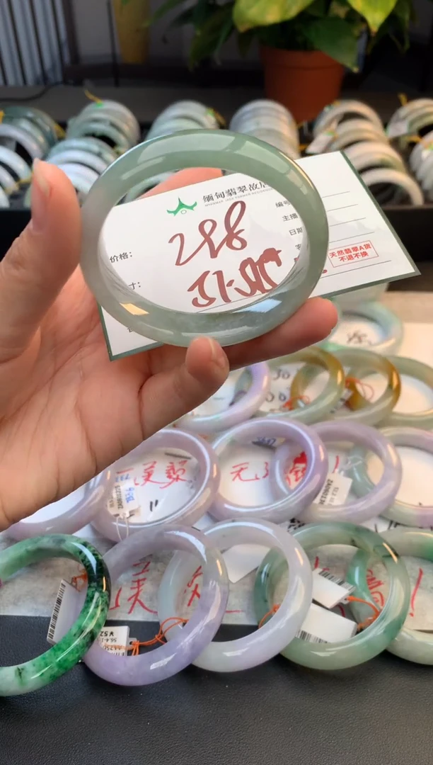 未镶嵌定制翡翠毛货需精细抛光+多人