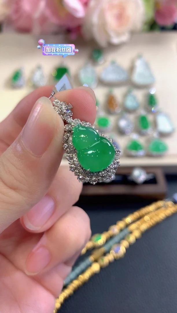 吊坠(不含链)18K金镶嵌翡翠春日珠宝 D71