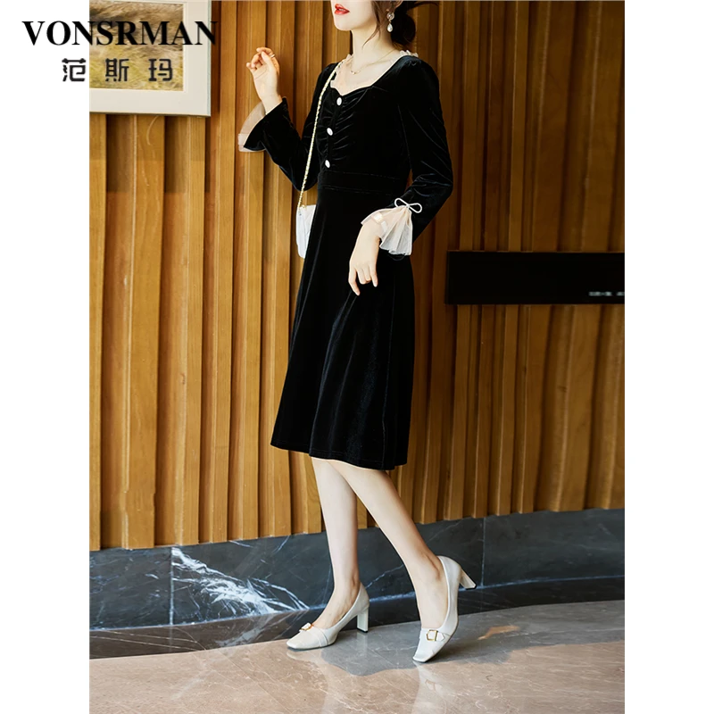 黑色丝绒连衣裙女秋季2025新款法式气质方领收腰显瘦赫本风小黑裙