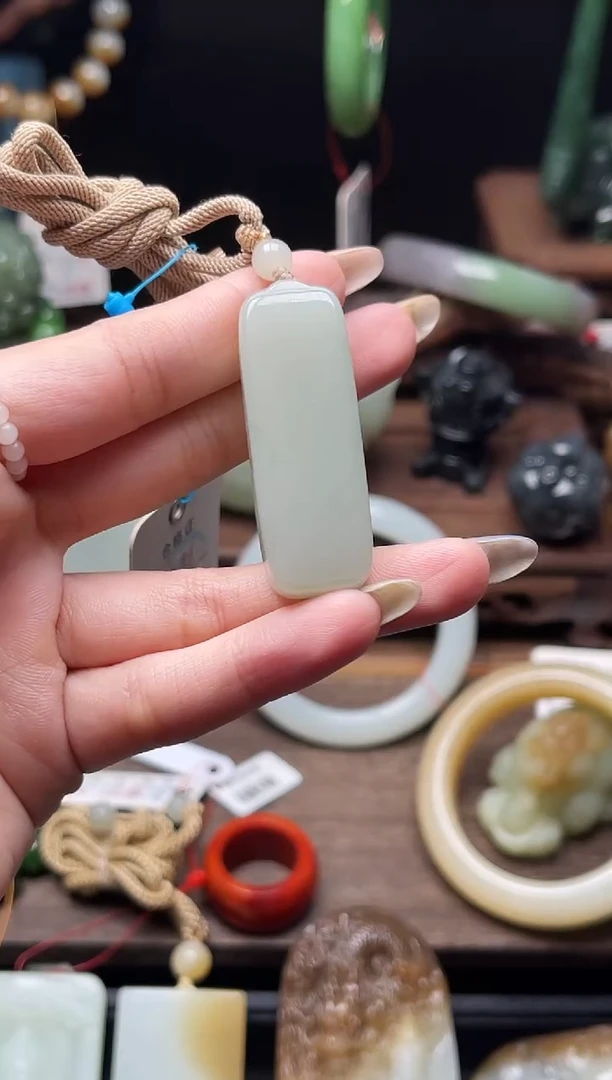 和田玉未镶嵌吊坠(不含链)且末青白 无事牌有瑕疵1