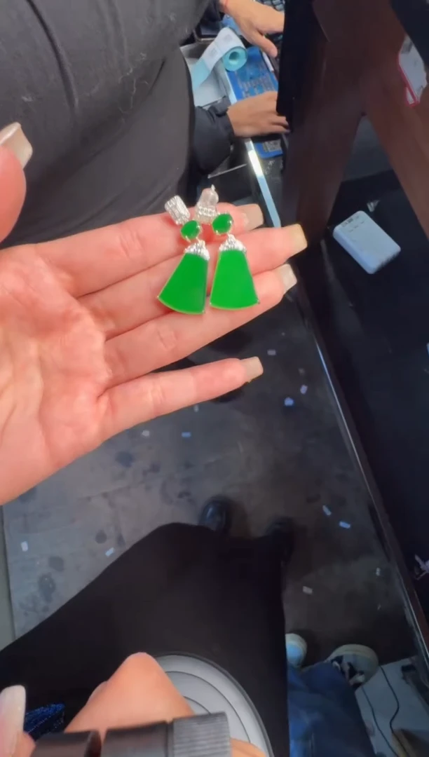 未镶嵌定制翡翠A货有轻微色差属于正常现象，耳坠1