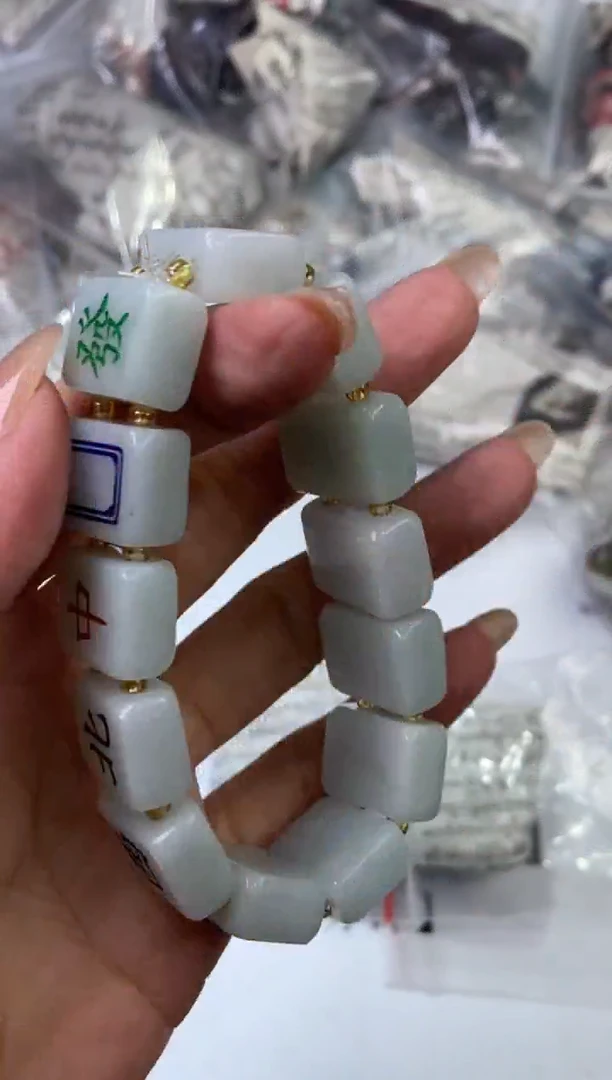 翡翠挂件未镶嵌297424    /多样性发一件