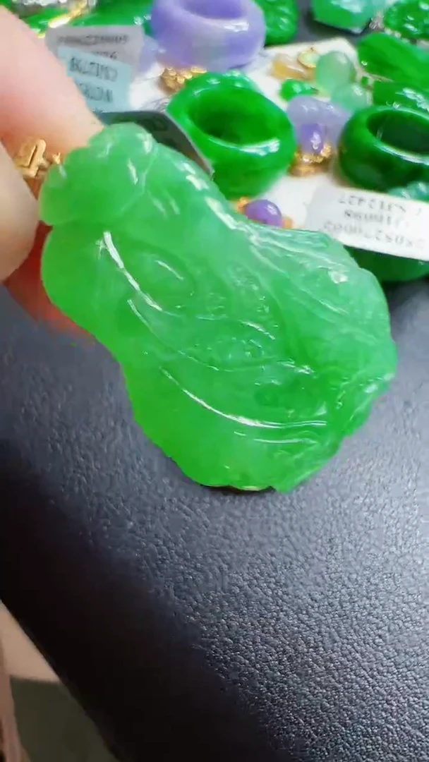 颈饰18K金镶嵌翡翠白菜
