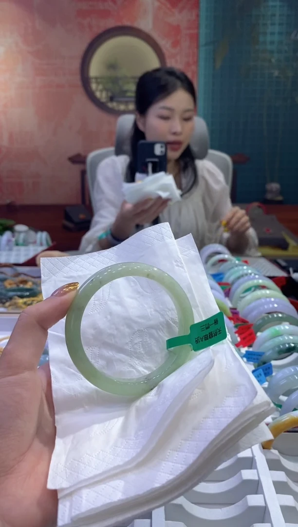 翡翠手镯未镶嵌多人08318