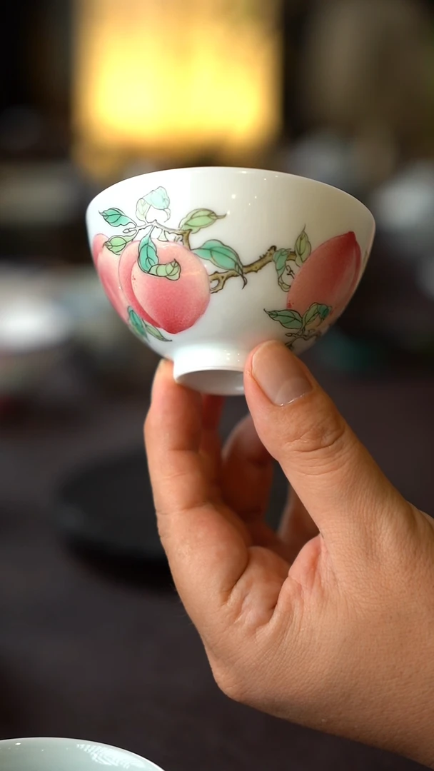 景德镇全手工手绘粉彩桃子鸡心杯