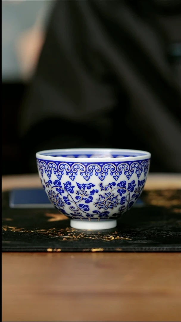 17-23手工手绘青花缠枝莲描银鸡心杯