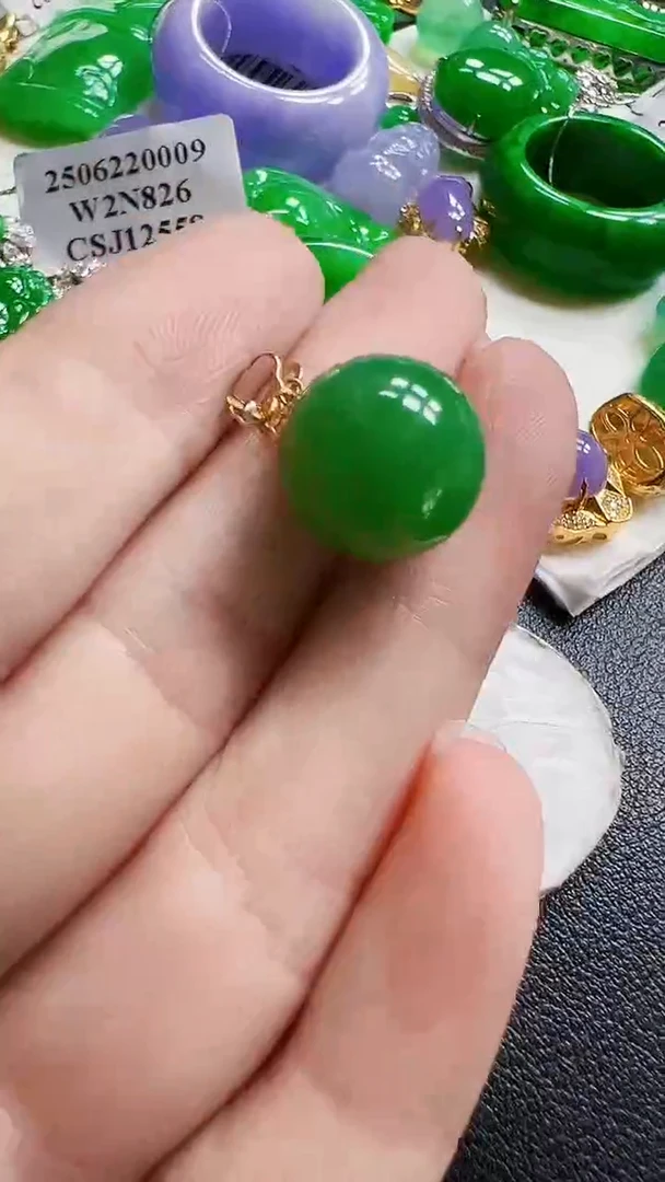 颈饰18K金镶嵌翡翠珠子