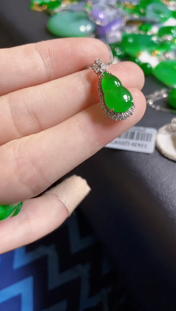 翡翠18K金镶嵌颈饰葫芦