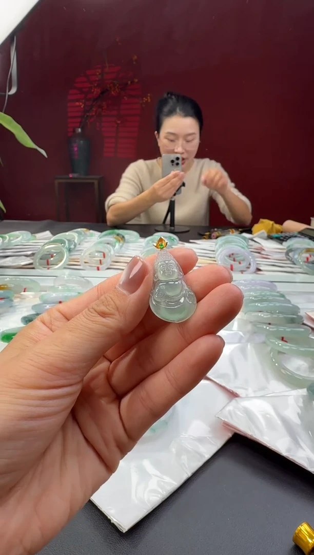 颈饰18K金镶嵌翡翠宝宝佛