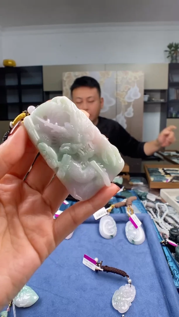 颈饰未镶嵌翡翠  多样性发其一