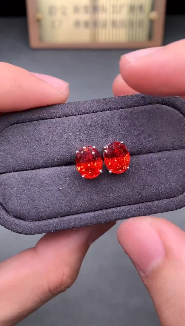 银S925镶嵌耳钉红宝石2222