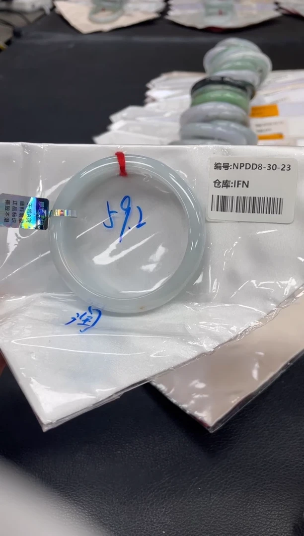 翡翠手镯未镶嵌翡翠手镯