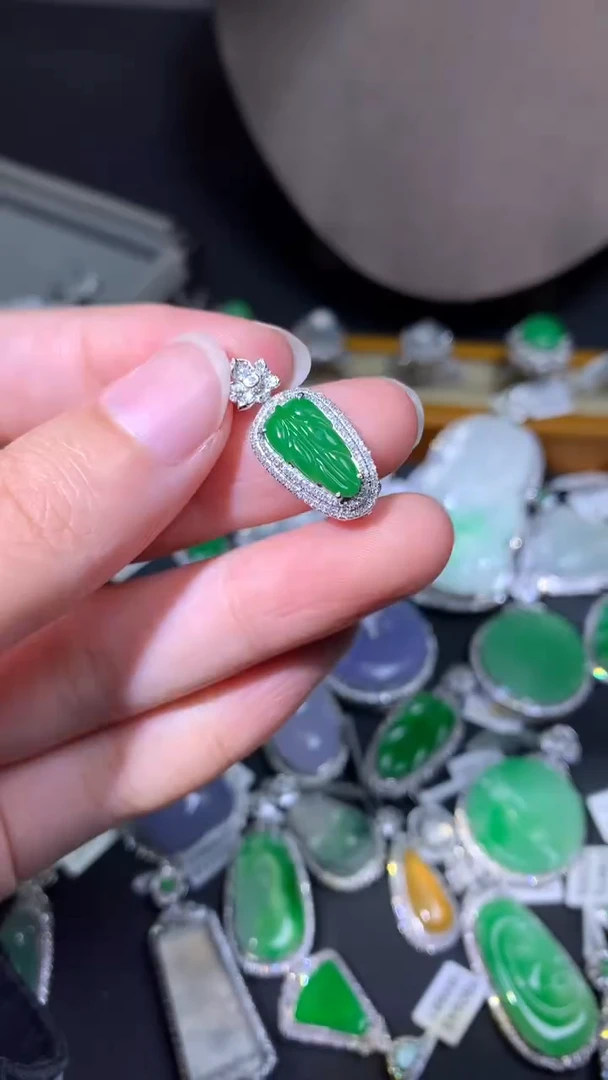 颈饰18K金镶嵌翡翠吊坠