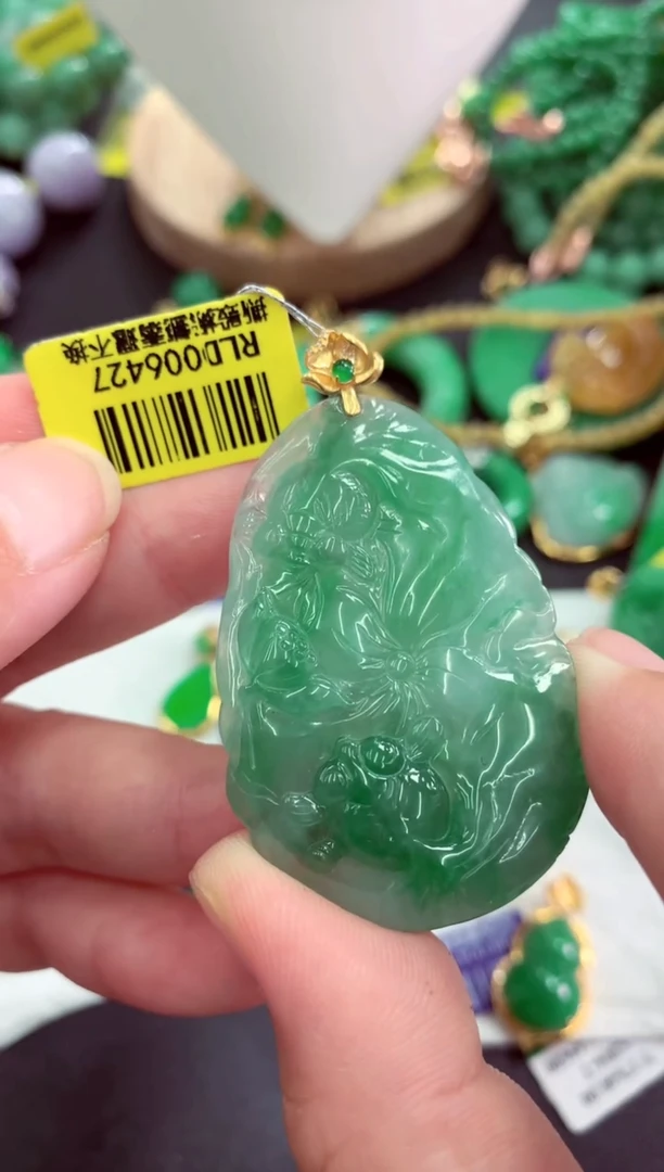 颈饰18K金镶嵌翡翠挂件